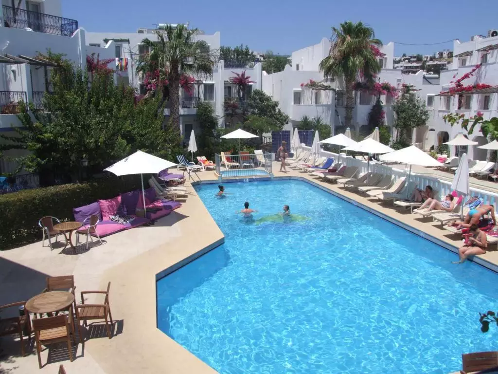 استخر Serhan Hotel